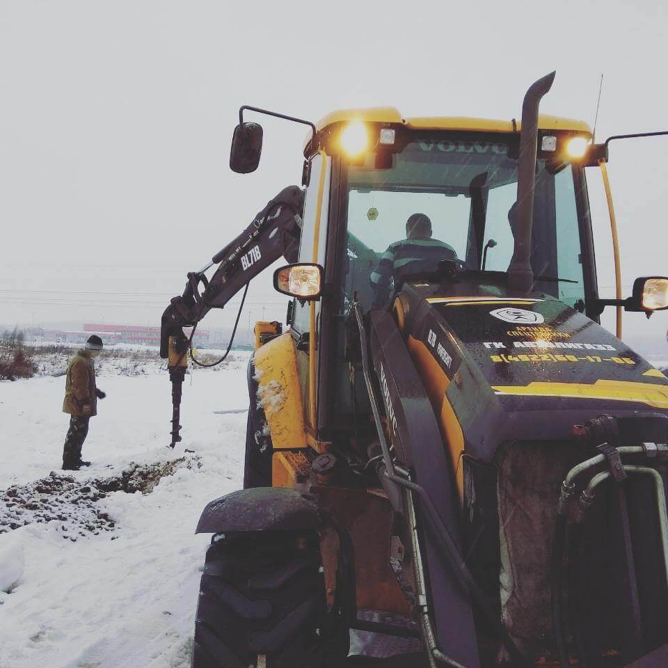 Экскаватор погрузчик в Калуге. Аренда с оператором